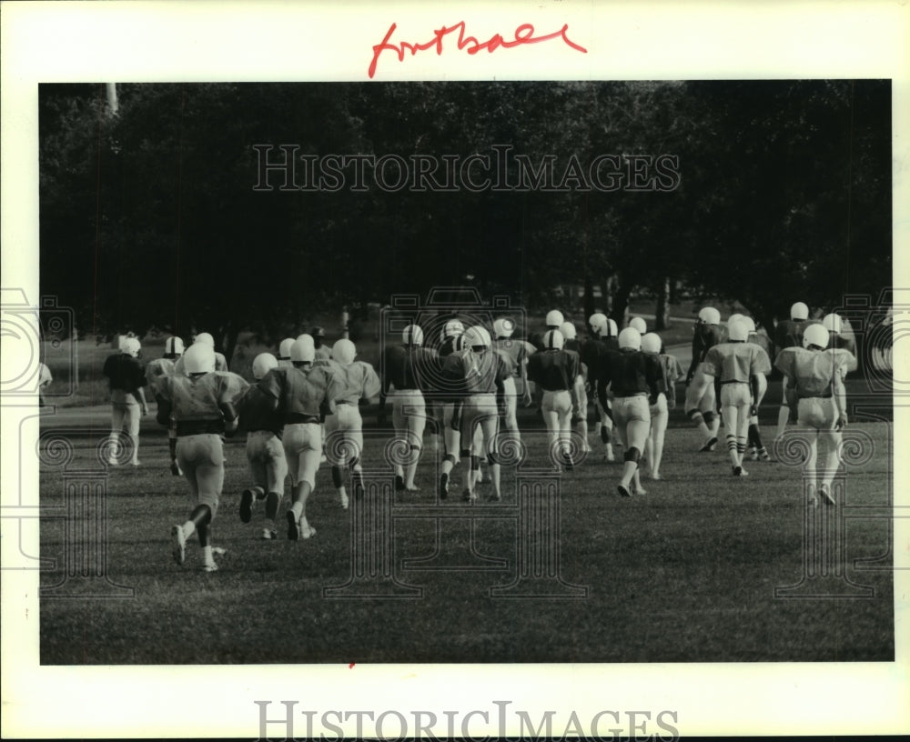 1986 Press Photo High school football players start training camp with challenge - Historic Images