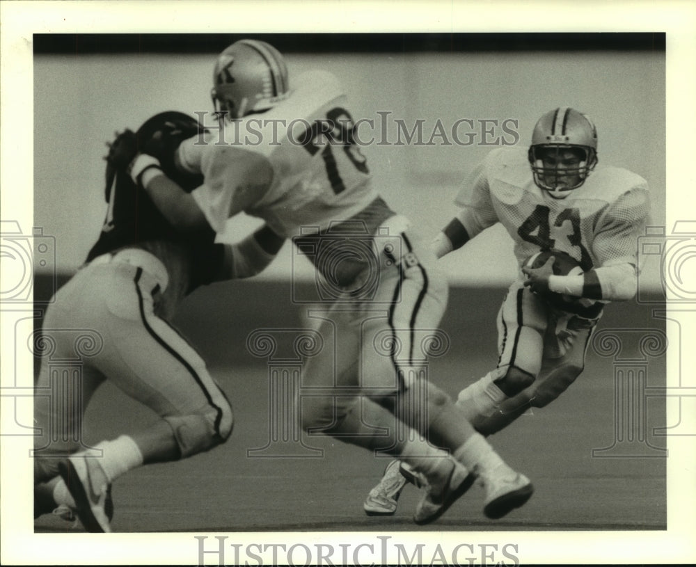 1987 Press Photo High school running back James Bommarito follows Schraer block. - Historic Images