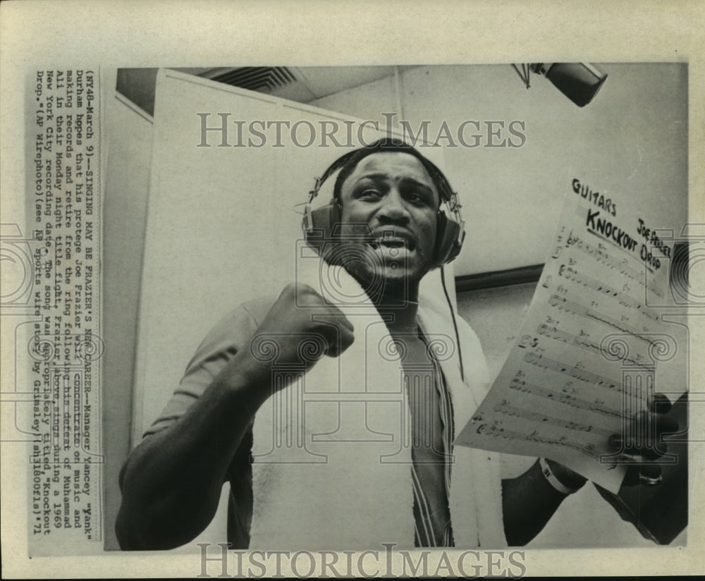 1971 Press Photo Heavyweight boxing champion Joe Frazier sings &quot;Knockout Drop.&quot; - Historic Images