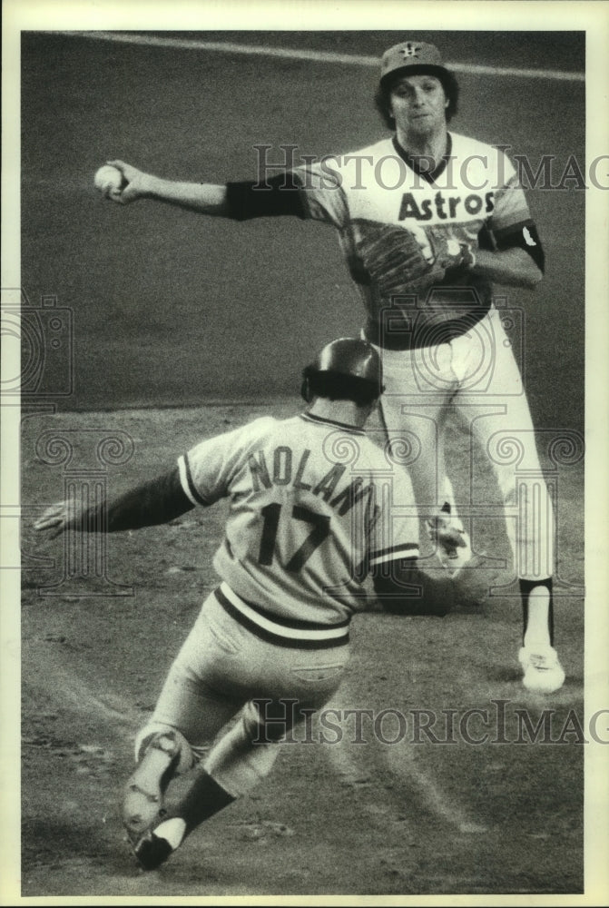 1981 Press Photo Nolan is out at second; Astros&#39; turn double play in 2nd inning - Historic Images