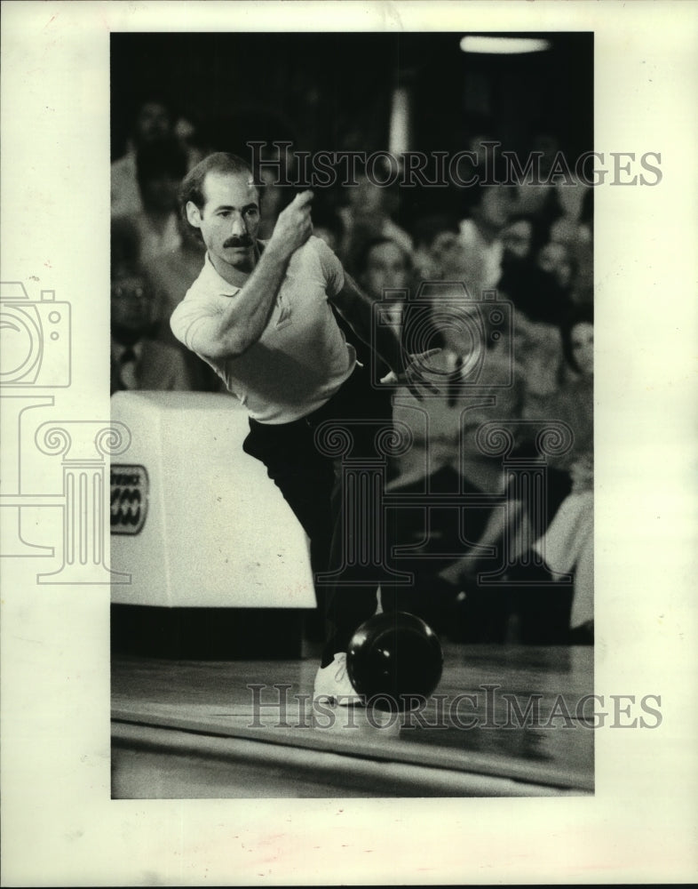 1984 Press Photo Pro bowler Marshall Holman is a contender at Indianapolis Open.- Historic Images