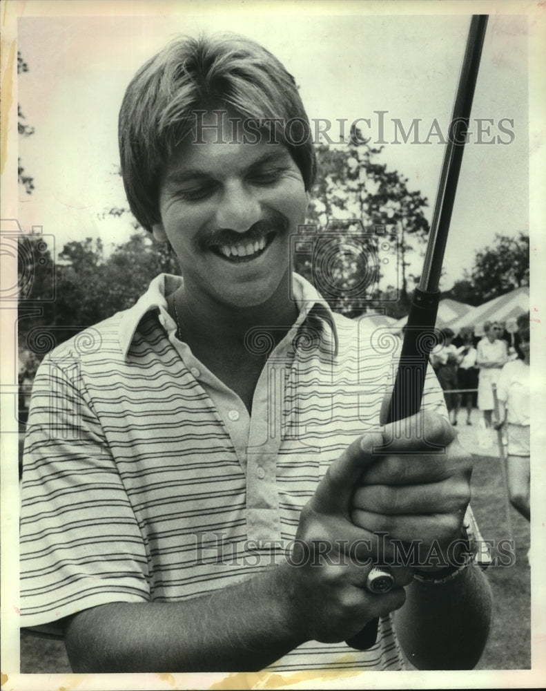 1981 Press Photo Golfer Mike Holland shows his cross-hand grip used for putting.- Historic Images