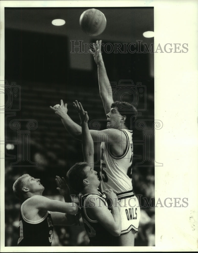 1989 Press Photo Rice University's Richard Holmes shoots vs. Wisconsin-Oshkosh.- Historic Images