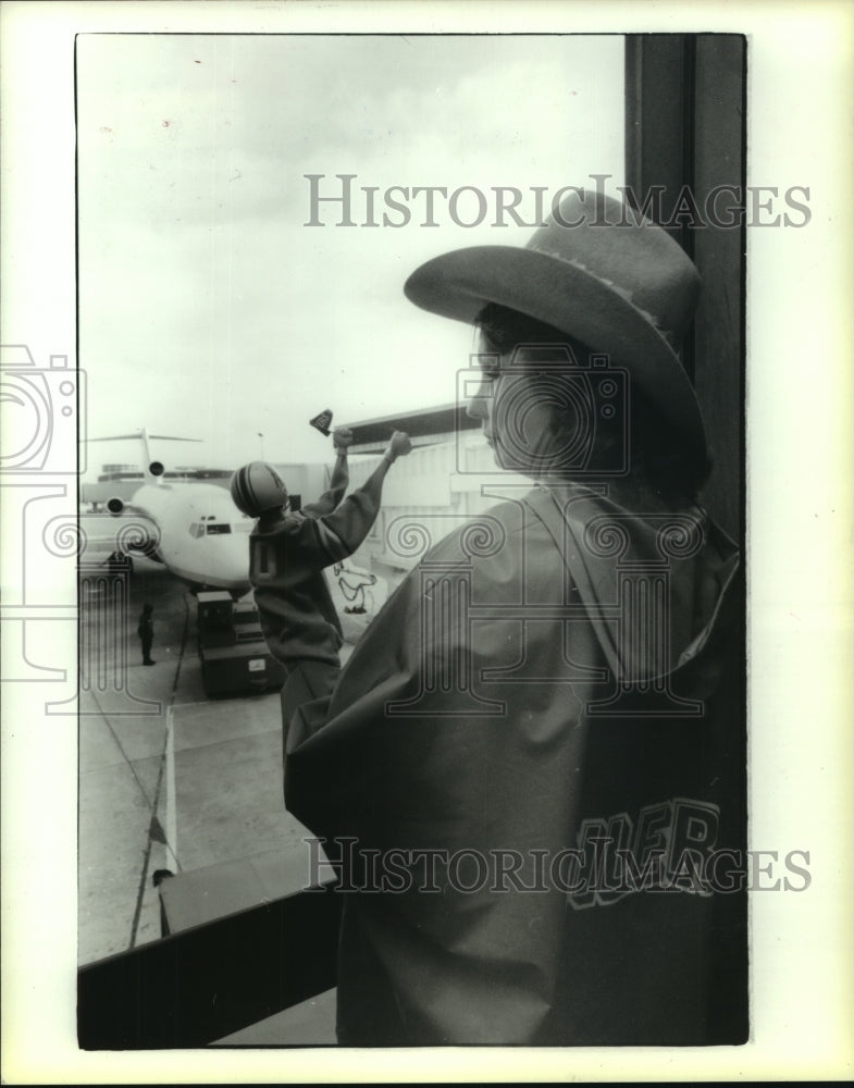 1988 Press Photo Rusty Searcy and puppet wave goodbye to Oiler&#39;s at airport. - Historic Images