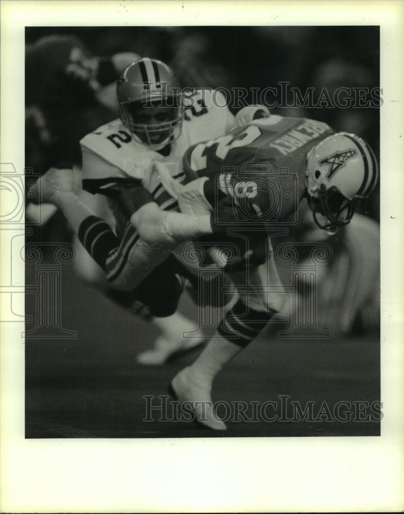 1985 Press Photo Houston Oilers' Willie Drewery tackled by Dallas' Victor Scott - Historic Images