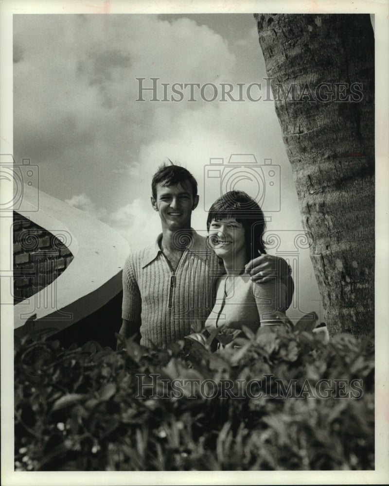 1973 Press Photo Houston Astros&#39; shortstop Roger Metzger poses with wife Tammy. - Historic Images