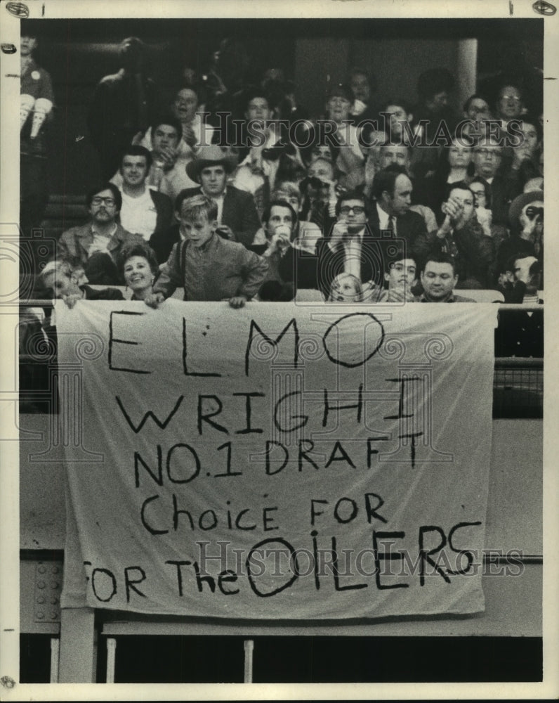 1970 Press Photo Houston Oilers fans favor Wright for No. 1 draft choice.- Historic Images