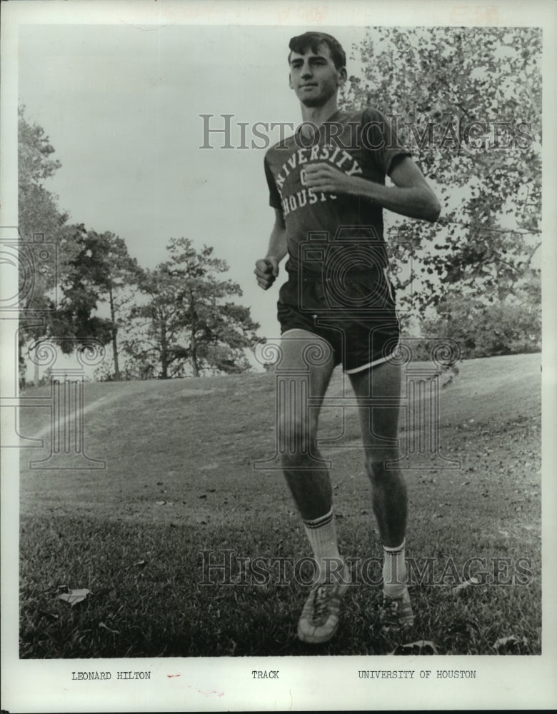 1970 Press Photo University of Houston distance runner Leonard Hilton works out.- Historic Images