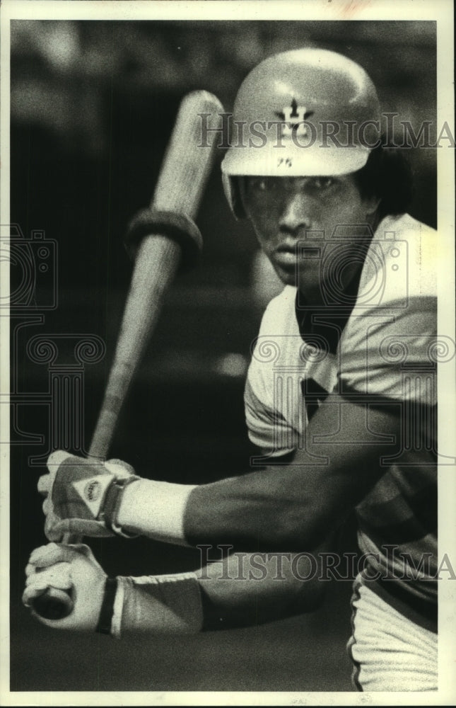 1988 Press Photo Houston Astros&#39; Jose Cruz takes a swing at the plate. - Historic Images