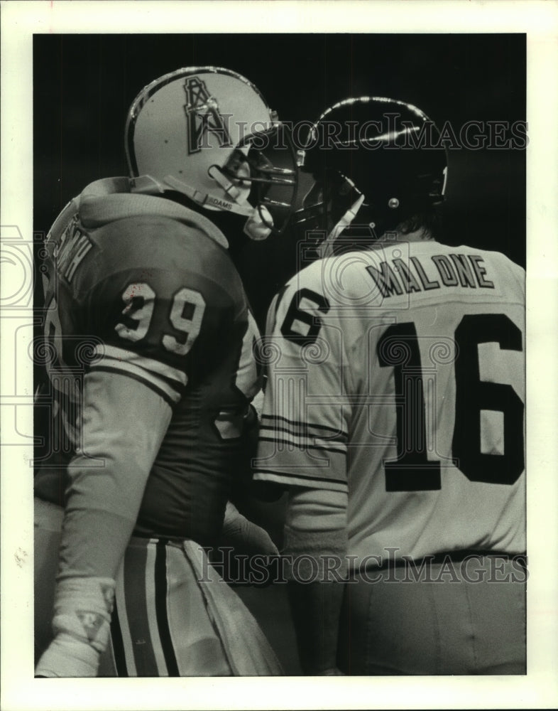 1987 Press Photo Oilers&#39; Doug Smith has a few words with Steelers&#39; Mark Malone. - Historic Images