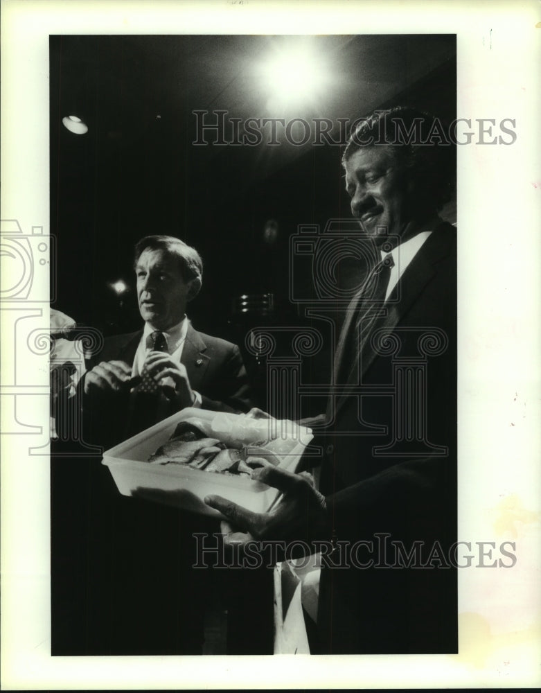 1988 Press Photo Mayor Pro-Tem Robinson with fish from Cleveland Mayor Voinovich- Historic Images
