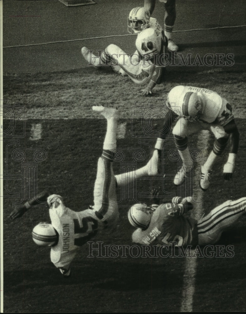 1978 Press Photo Houston Oilers Wilson is brought down by Miami Dolphins - Historic Images