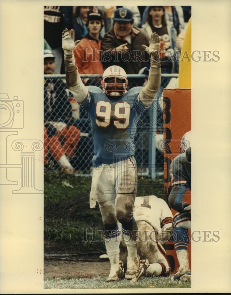 1987 Press Photo Houston Oilers&#39; nose tackle Doug Smith celebrates a tackle. - Historic Images