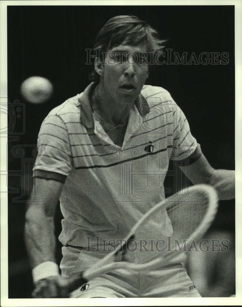 1985 Press Photo Professional Tennis player Mark Dickson hits a backhand. - Historic Images