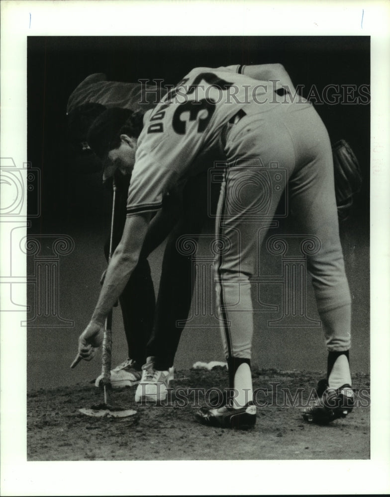 1989 Press Photo San Francisco Giants pitcher Kelly Downs directs groundskeeper.- Historic Images