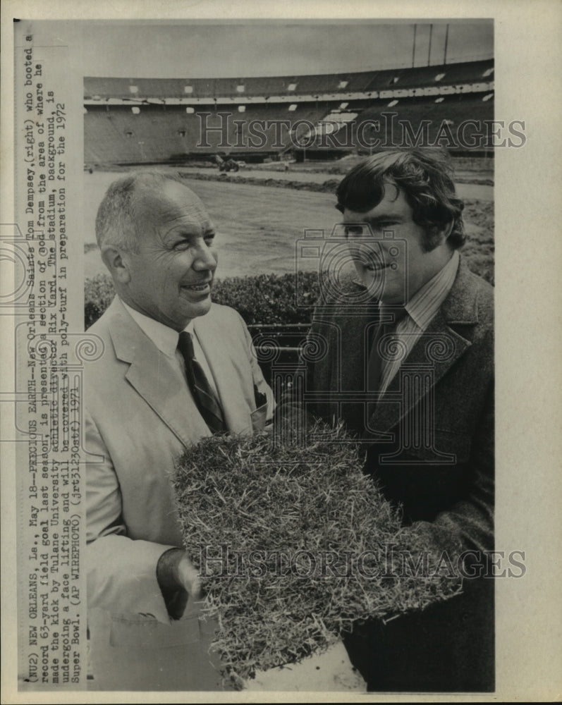 1971 Tulane AD, Rix Yard presents Saints' kicker Tom Dempsey sod. - Historic Images