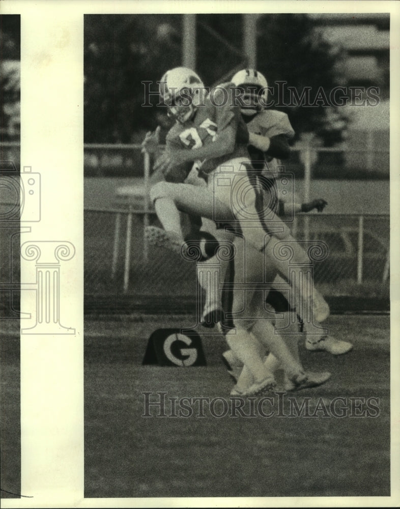 1982 Press Photo Houston Armadillos&#39; Paul Hood nearly intercepts Texans pass. - Historic Images