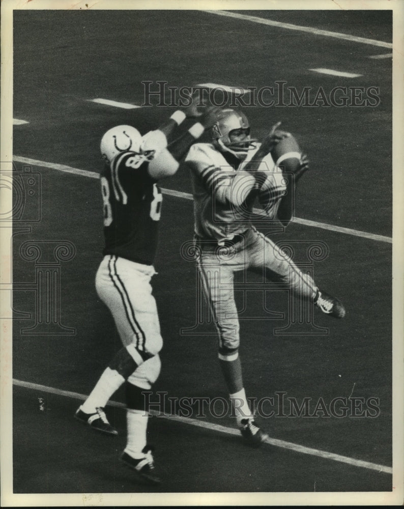 Press Photo Houston Oilers&#39; defender appears to intercept a Colt pass. - Historic Images