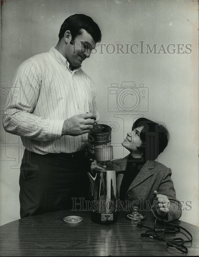 1969 Press Photo Houston Oilers&#39; Tom Domres and wife Mary make coffee. - Historic Images