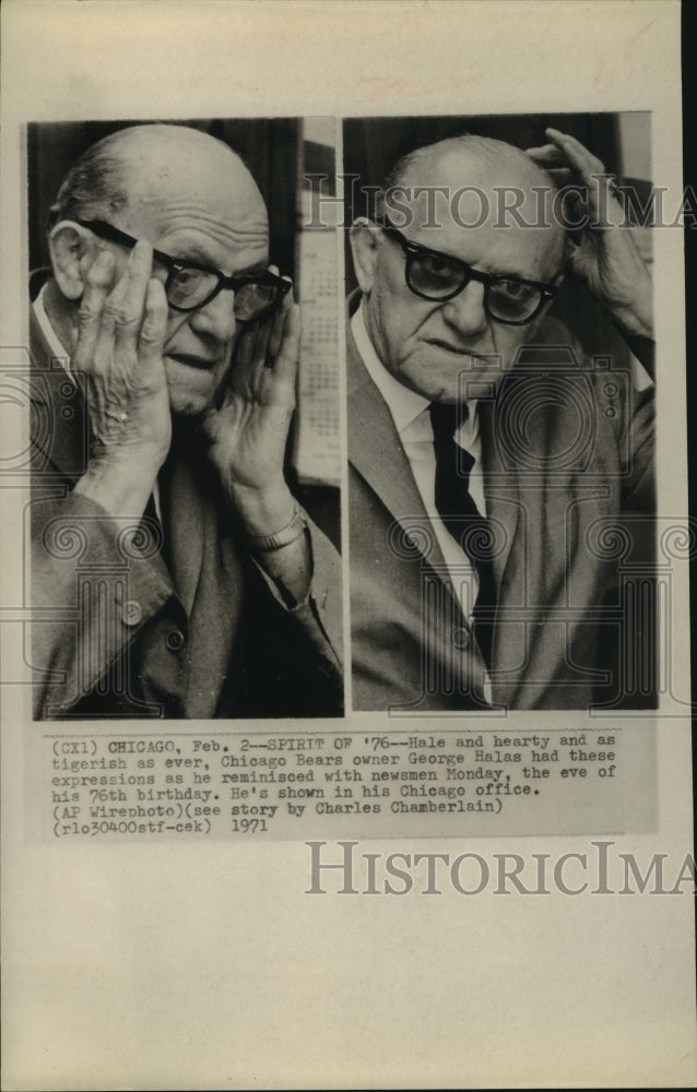 1971 Press Photo Chicago Bears owner George Halas talks to newsmen in office. - Historic Images