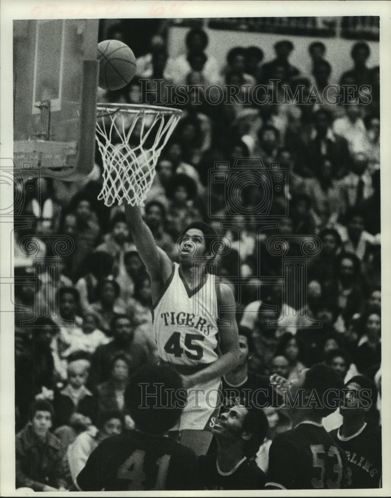 1977 Press Photo The Tigers&#39; Sammy Graves lays ball in for two points.- Historic Images