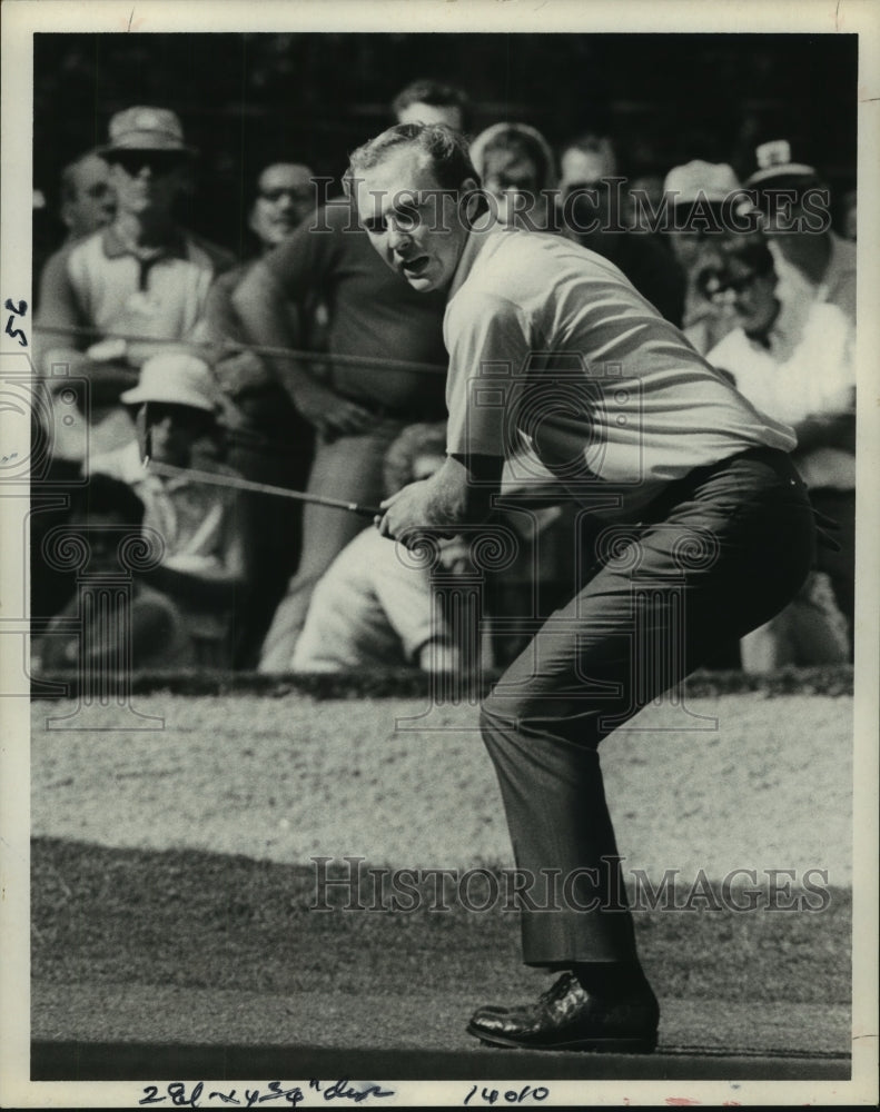 1970 Press Photo Professional Golfer Bert Greene watches putt drop for birdie - Historic Images