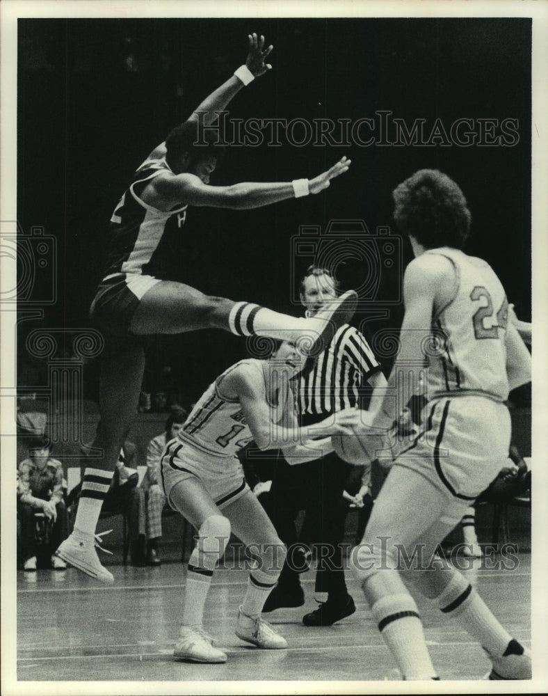 1978 Press Photo University of Houston basketball player leaps to block a pass.- Historic Images