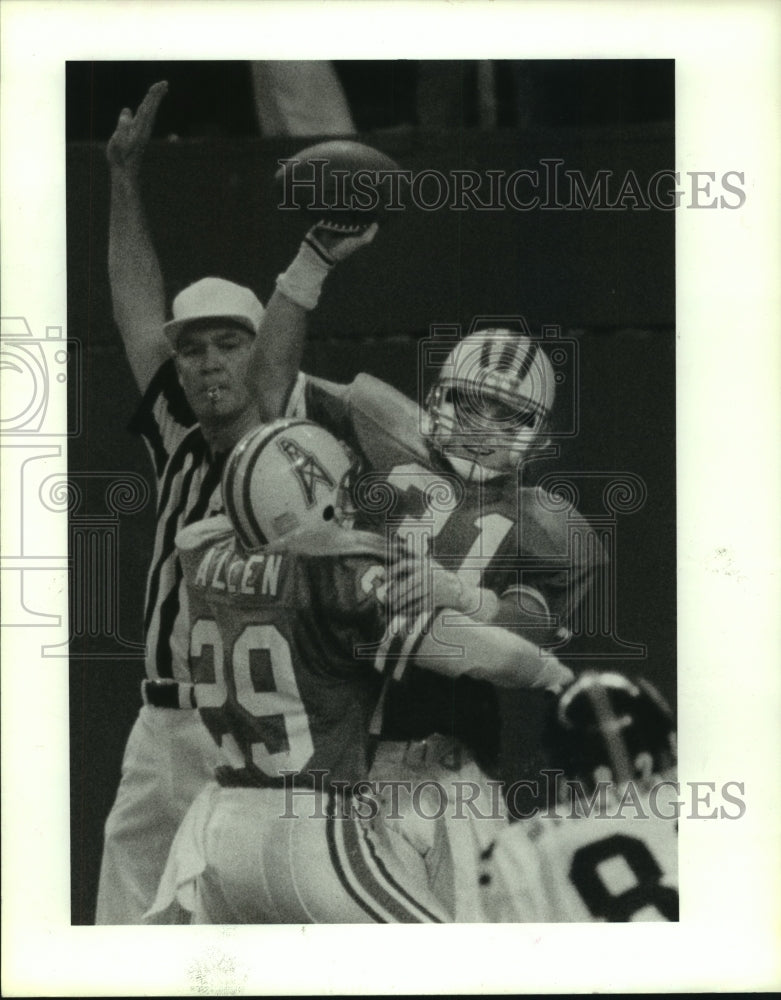 1987 Press Photo Houston Oilers&#39; Allen hoists Donaldson after an interception.- Historic Images