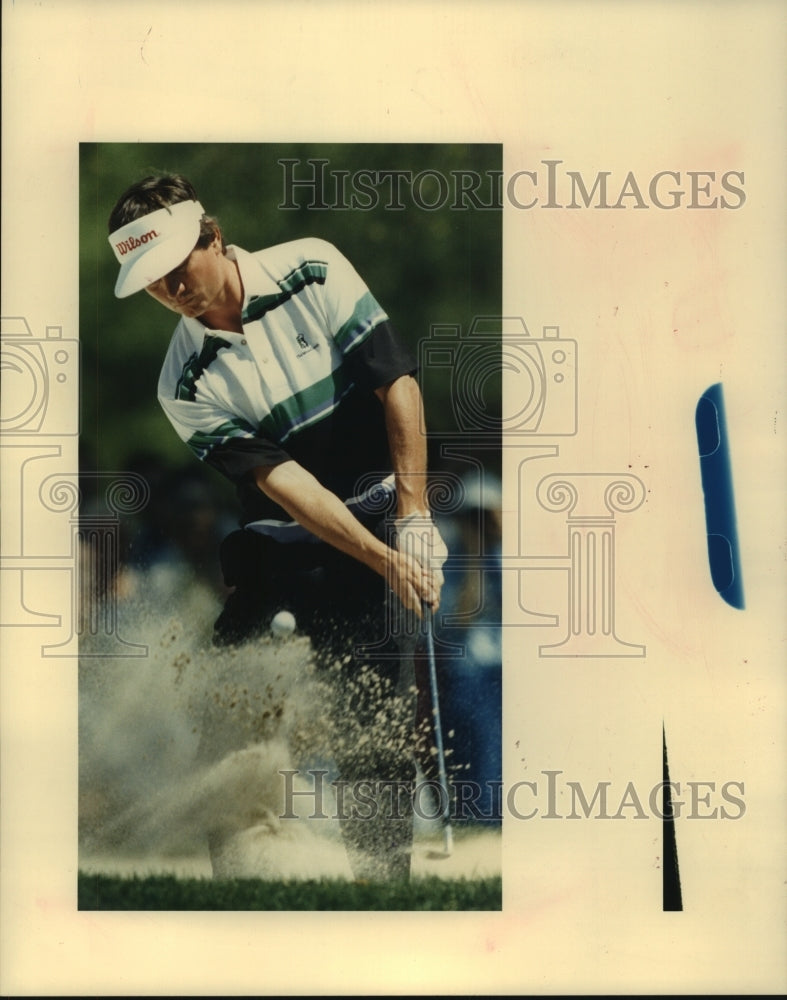 1989 Press Photo Pro golfer Mike Donald hits from bunker, The Woodlands, Houston - Historic Images