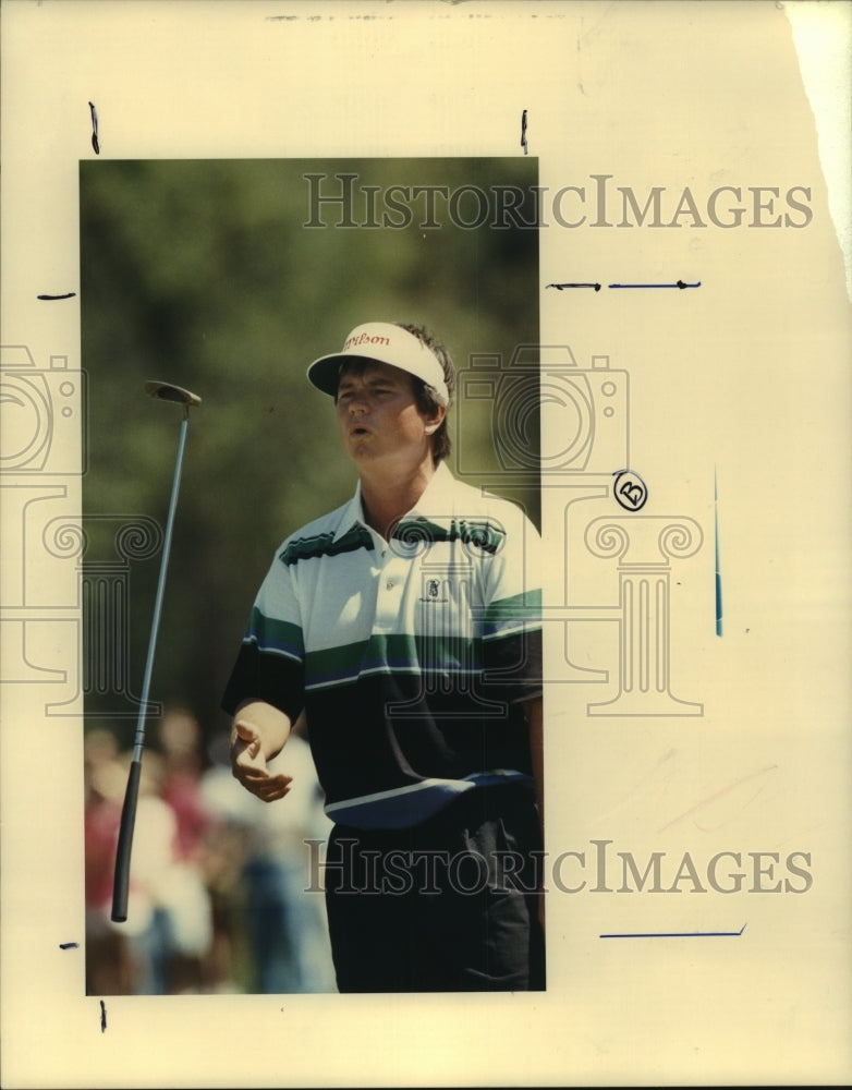 1989 Press Photo Pro golfer Mike Donald flips his putter after missing a putt. - Historic Images