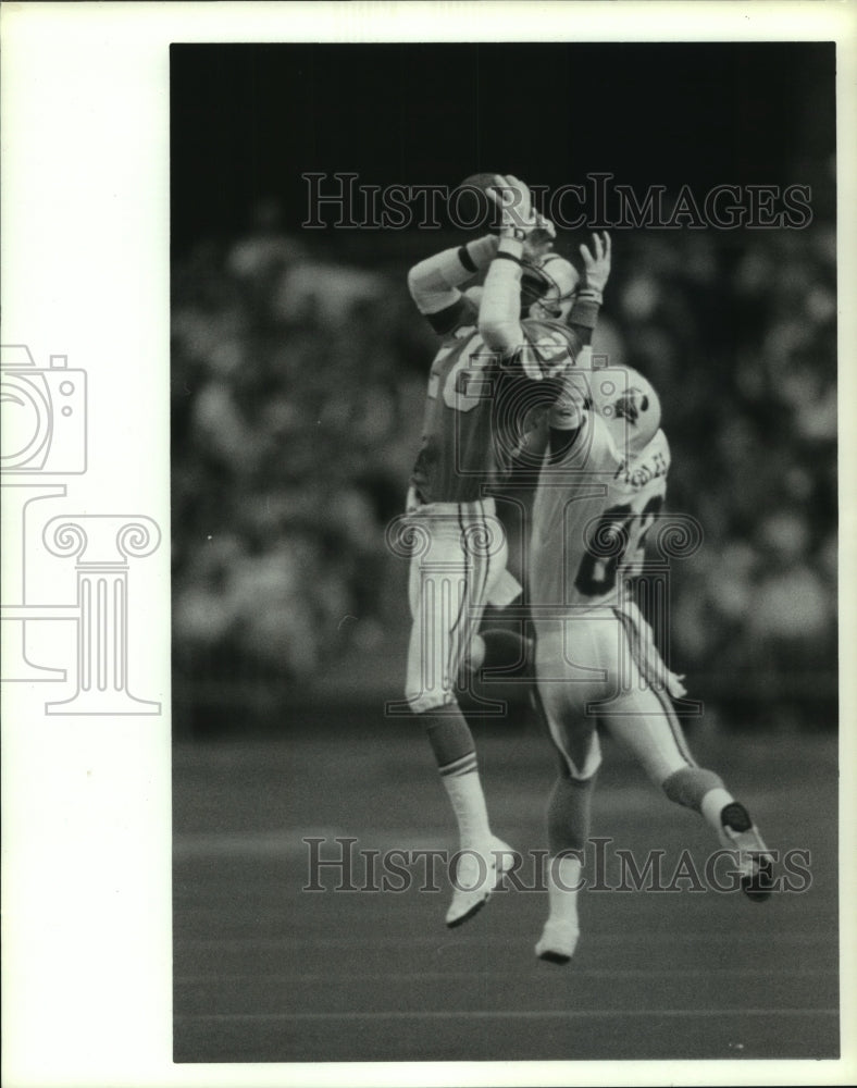 1989 Press Photo Houston Oilers&#39; Chris Dishman intercepts a Tampa Pay pass. - Historic Images