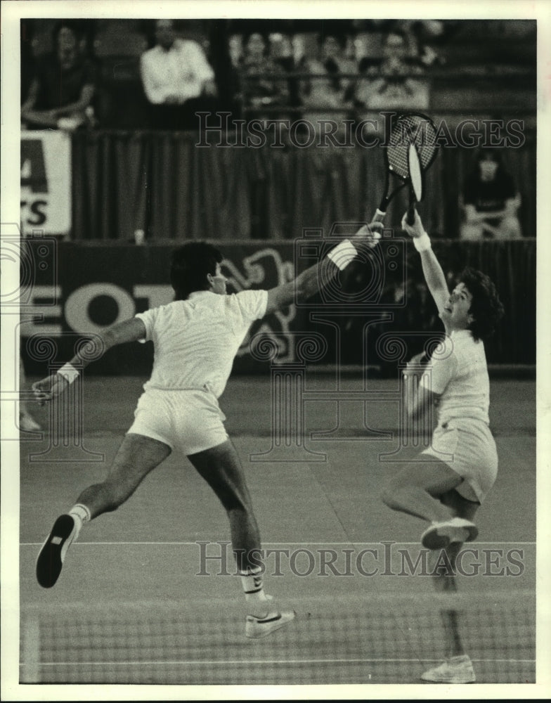 1984 Press Photo Butch Walts &amp; Betsy Nagelsen reach for ball in doubles action.- Historic Images