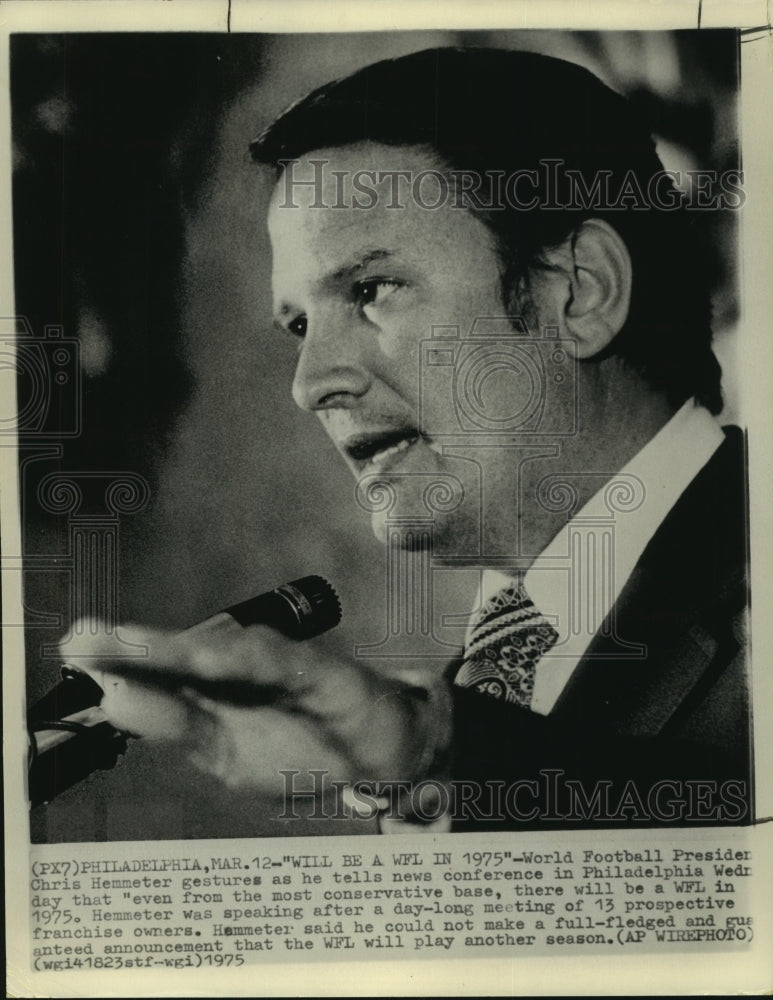 1975 Press Photo World Football League President Chris Hemmeter news conference. - Historic Images