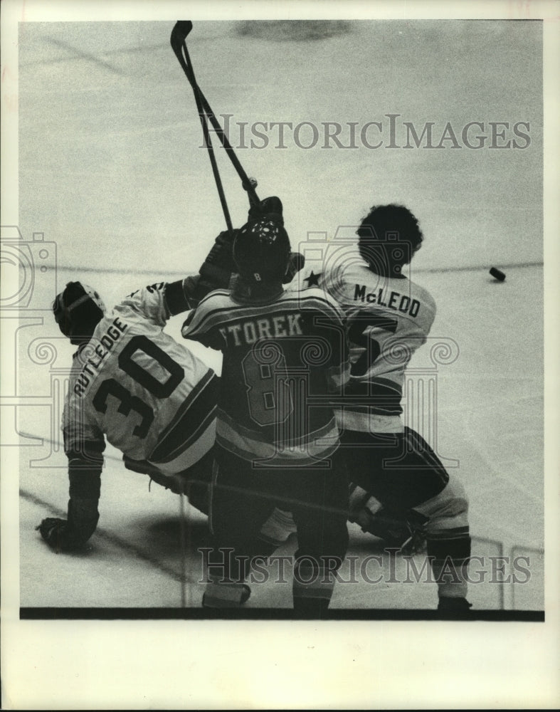 1977 Press Photo Houston Aeros&#39; goalie Rutledge blocks a shot on goal.- Historic Images