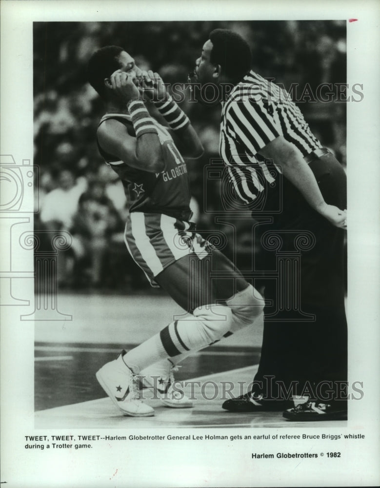 1982 Press Photo Harlem Globetrotters&#39; General Lee Holman mocks referee.- Historic Images