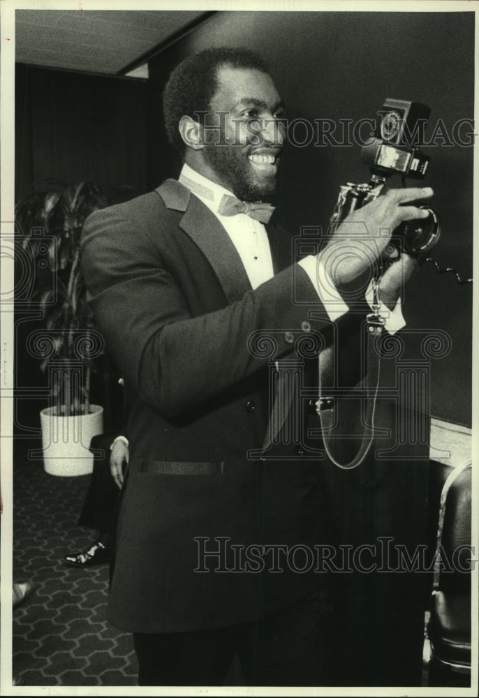 1980 Press Photo Pittsburgh&#39;s Hugh Green becomes photographer prior to banquet.- Historic Images