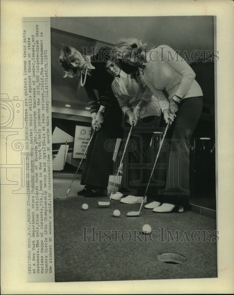 1973 Press Photo Pro golfers putt against store customers in New York promotion. - Historic Images