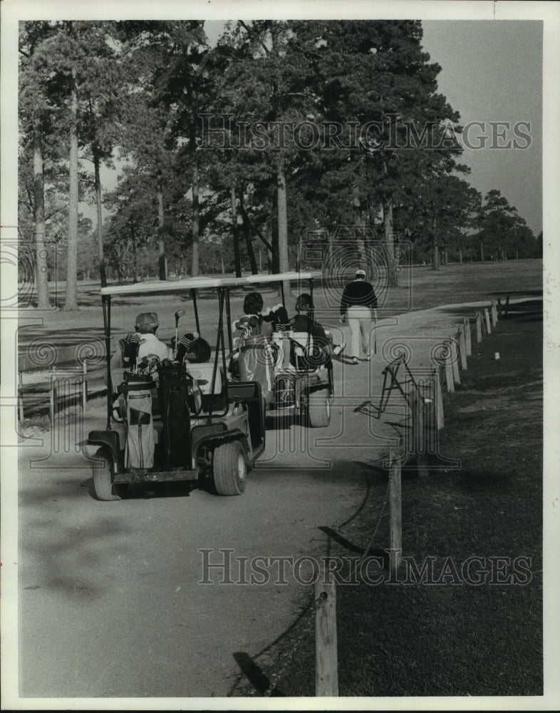 1978 Press Photo Golf carts replacing caddies at courses in the Houston area. - Historic Images