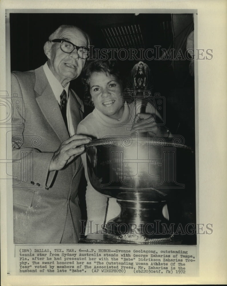 1972 Tennis star Evonne Goolagong presented Zaharias award. - Historic Images