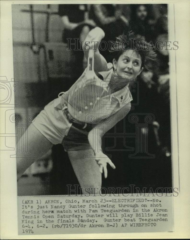 1974 Press Photo Pro tennis player Nancy Hunter serves in Akron Tennis Open. - Historic Images