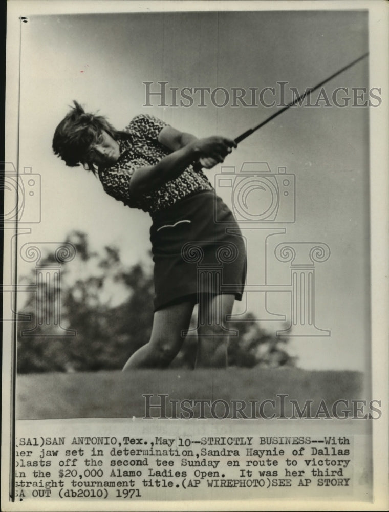 1971 Press Photo Pro golfer Sandra Haynie from sand on way to Alamo Open victory- Historic Images