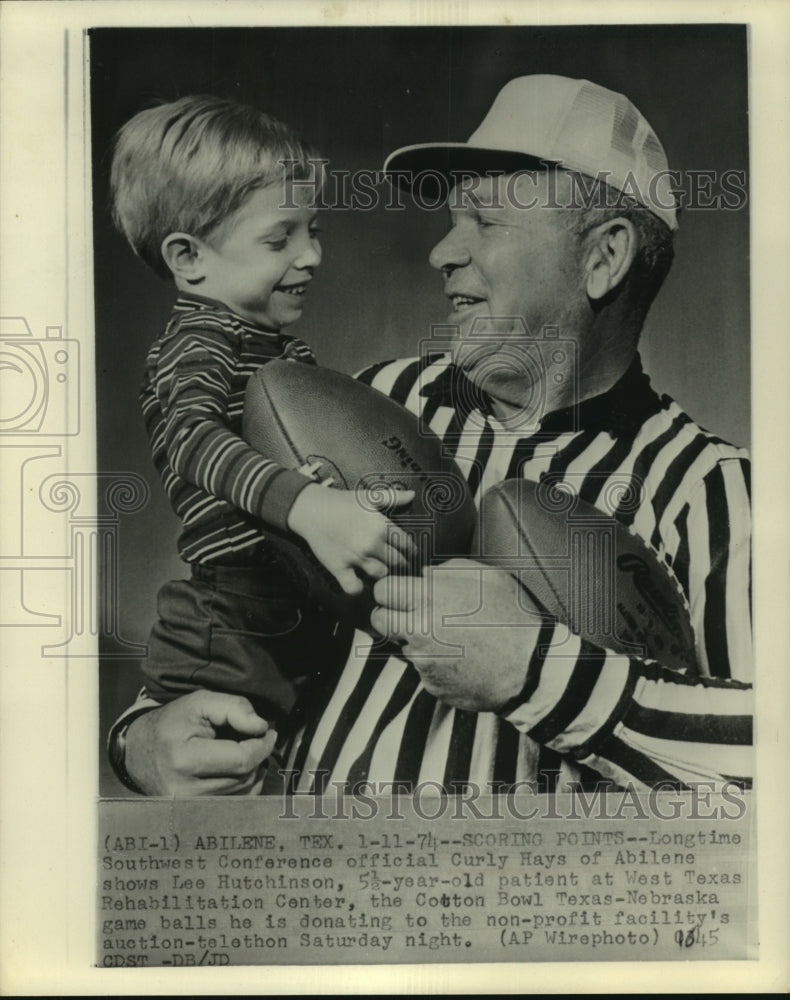 1974 Press Photo Southwest Conference referee Curly Hays holds Lee Hutchinson.- Historic Images