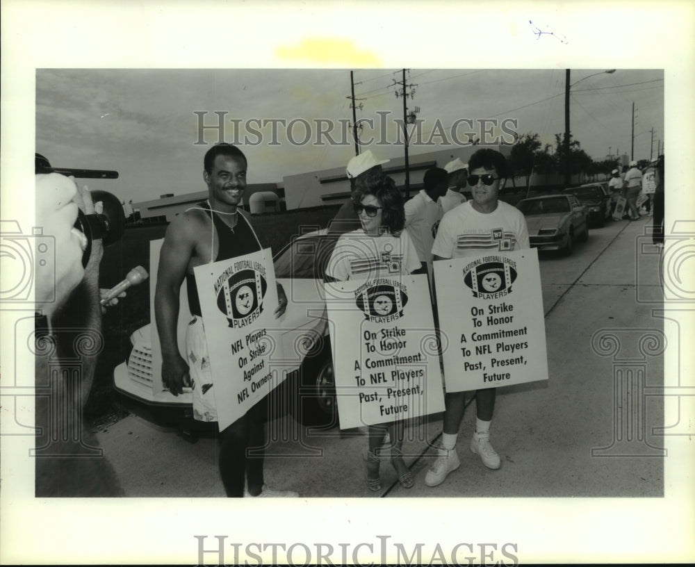 1987 Press Photo Houston Oilers&#39; Moon and Zendejas walk picket line in Houston. - Historic Images