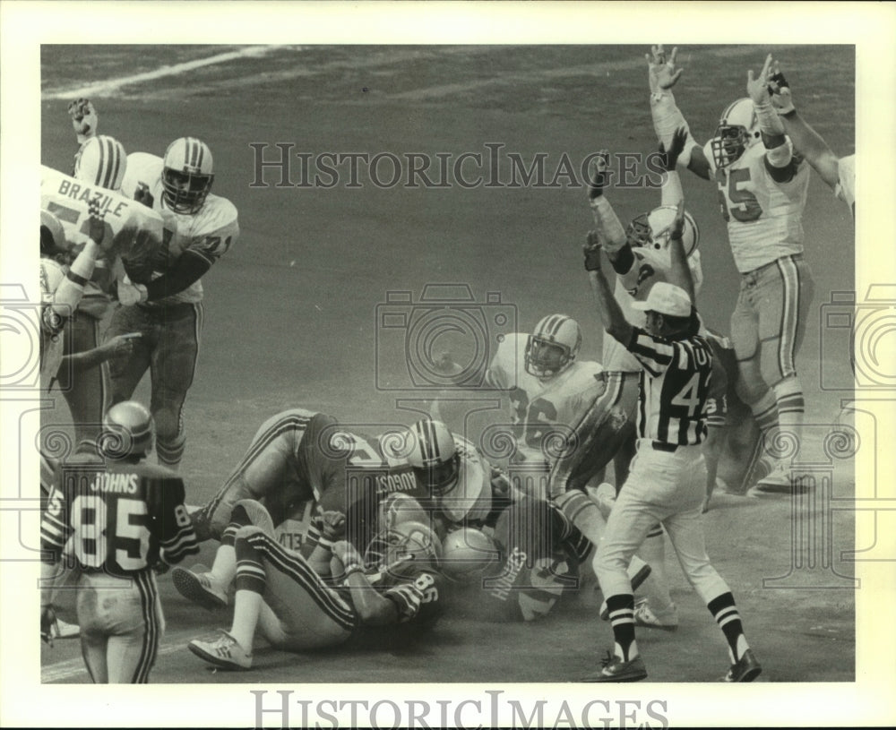 1983 Press Photo Houston Oilers&#39; defense recover Seattle fumble for touchdown. - Historic Images