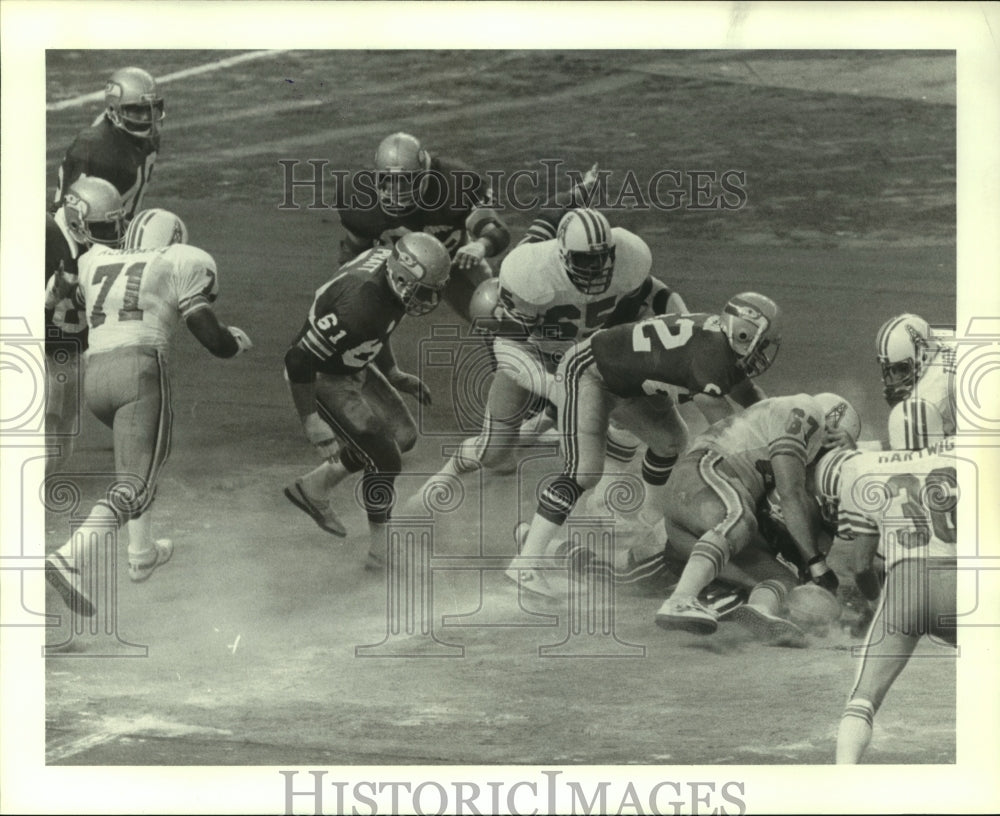 1983 Press Photo Houston Oilers and Seattle Seahawks scramble for loose ball.- Historic Images