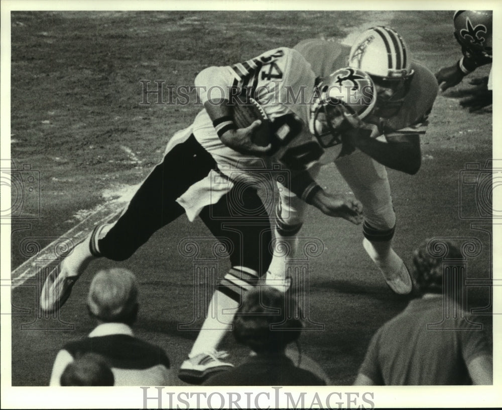 1982 Press Photo Houston Oilers defender tackles new Orleans Saints runner. - Historic Images