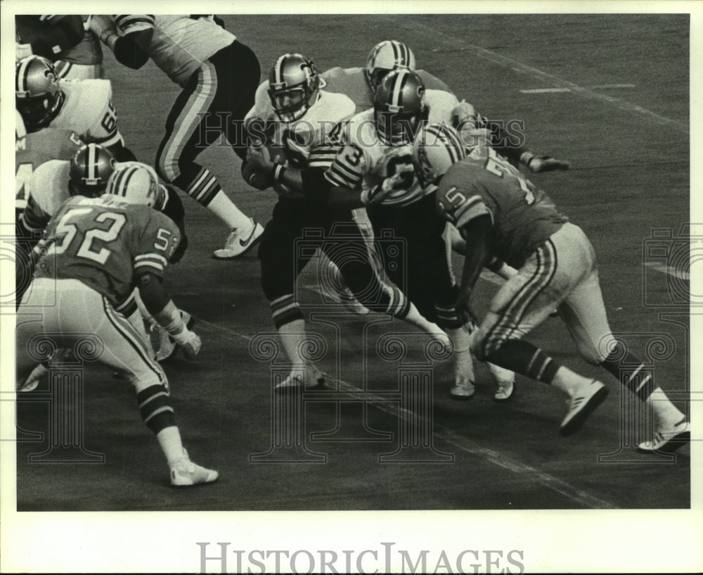 1982 Press Photo Houston Oilers&#39; Jesse Baker is about to hit Saints&#39; Hokie Gajan - Historic Images