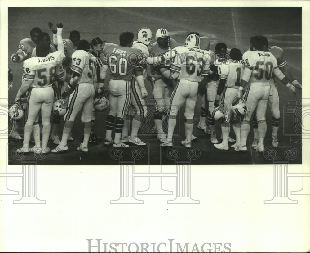 1982 Press Photo Oilers&#39; and Buccaneers&#39; captains shake hands prior to game. - Historic Images