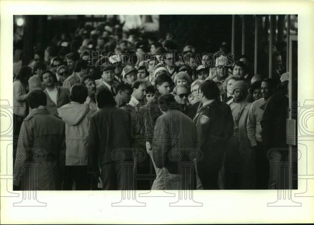 1987 Press Photo Security guards informs crowd Oilers playoff tickets sold out - Historic Images