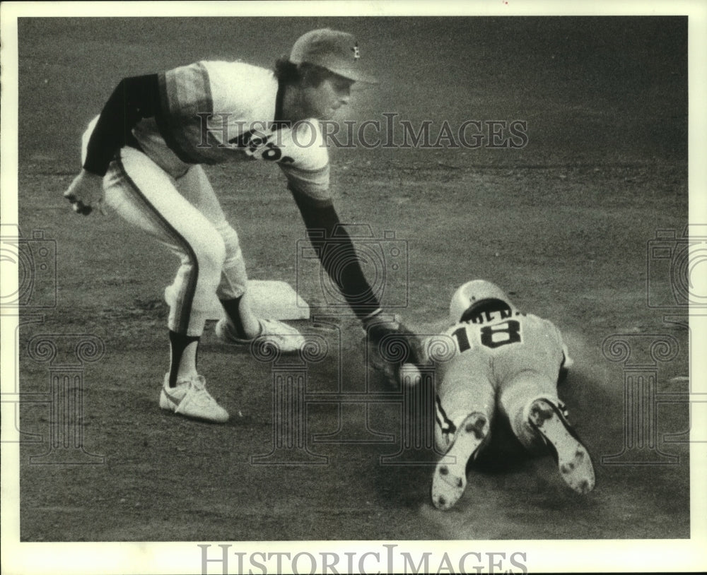 1982 Press Photo Houston Astros&#39; Craig Reynolds drops ball; Moreno steals 2nd- Historic Images